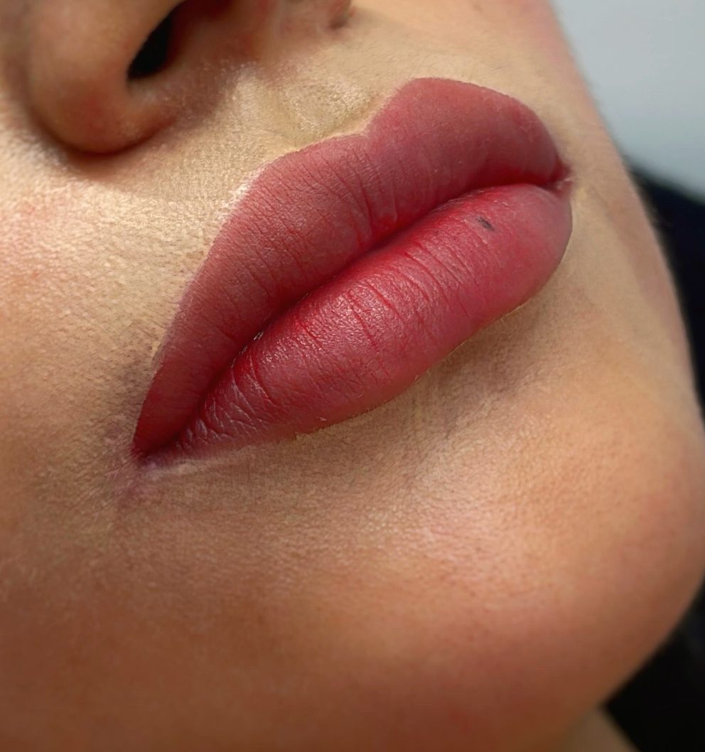 Labios micropigmentados en tono rojo natural, con contorno definido y acabado uniforme – Bellagea Studio, Badalona