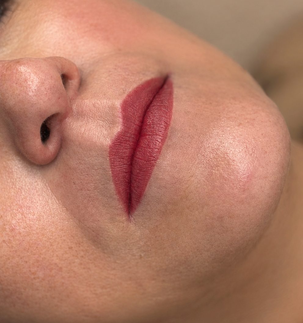Labios micropigmentados en rojo intenso con contorno definido, vistos de perfil – Bellagea Studio, Badalona